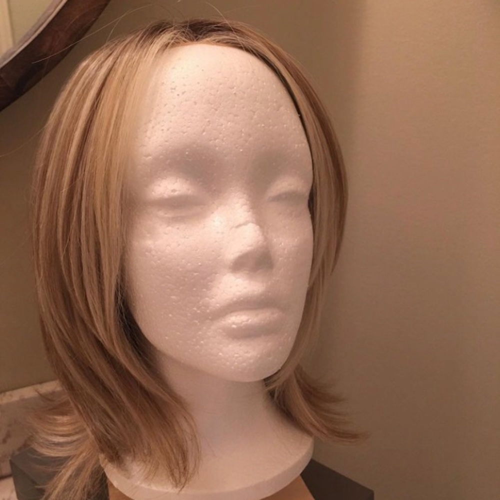 Raquel Welch Upstage petite wig